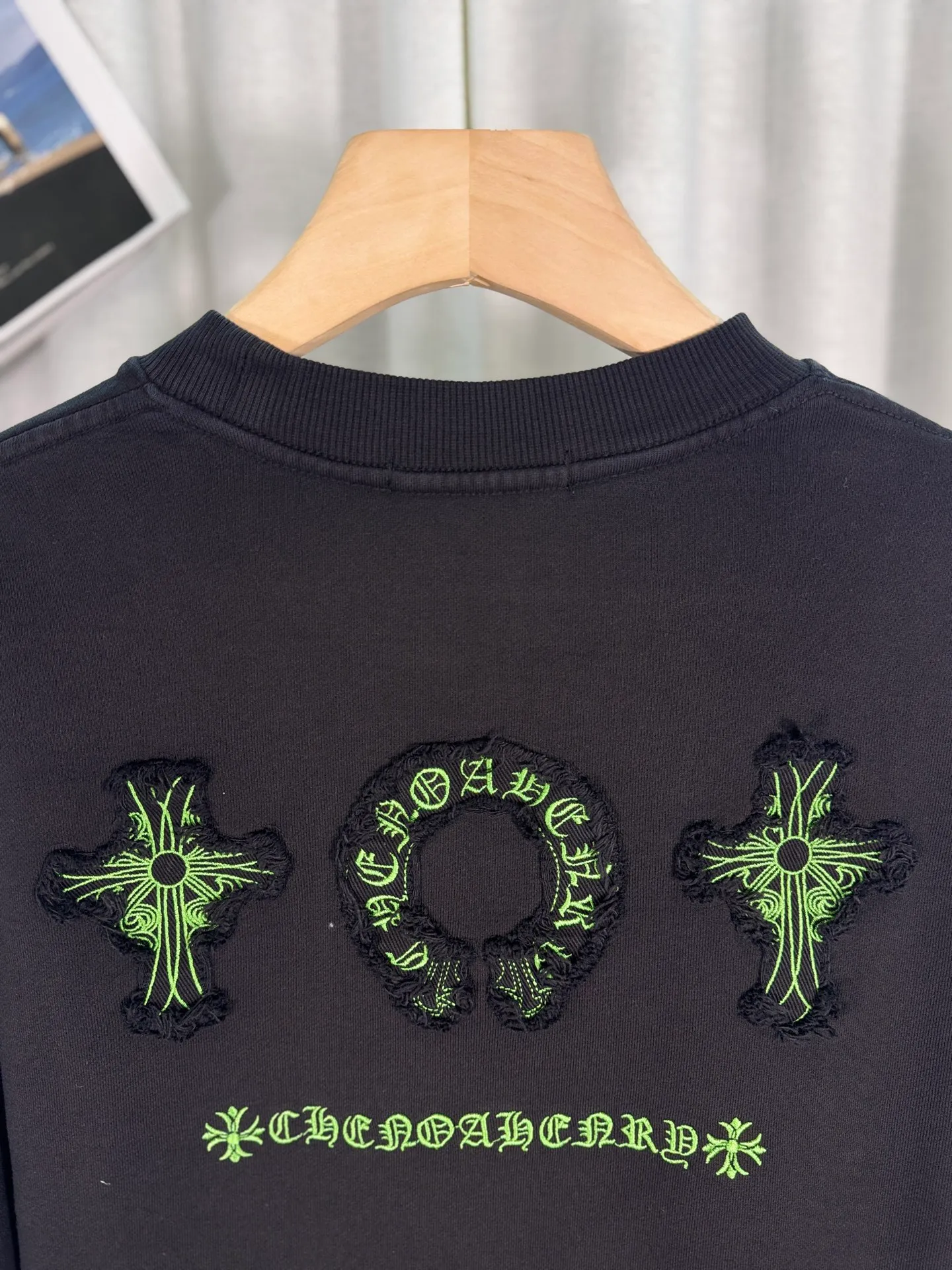 P260 top version, real shot without P, ​​different from market currency) 𝗖𝗵𝗿𝗼𝗺𝗲 𝗛𝗲𝗮𝗿𝘁𝘀/Cro Heart 2025 washed patch embroidery autumn and winter new original single counter American laser burnt 3D three-dimensional color embroidered couple casual sweatshirt 👑The highest version! Customized fabric 430g tripe terry fabric! American acid-washed and distressed original fabric laser burnt ✟appliqué embroidery and exquisite embroidery of letters! The best-selling model in the counter, very comfortable to wear. Accessories: original molded and authenticated collar label➕100% silk wash label. Genuine purchase-grade original hangtag➕matching hanging rope➕3D hanging beads➕original packaging bag. Craftsmanship: The original version has consistent wiring! The highest version of the armhole matching technique! Color: Pink Black Size: S M L XL Style No.: 9333